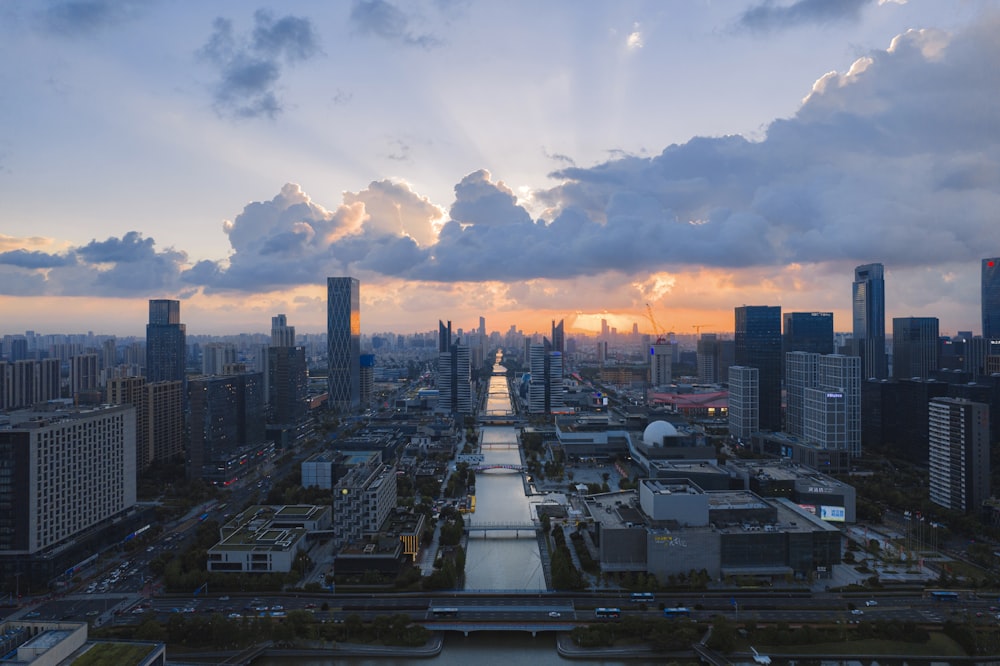 Eine Stadt mit einem Fluss, der durch sie fließt