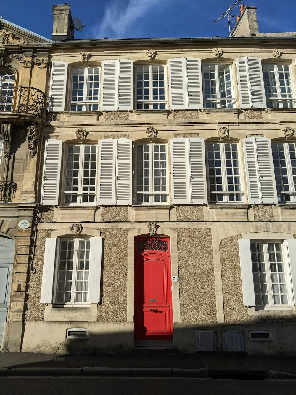 Un edificio con una porta rossa
