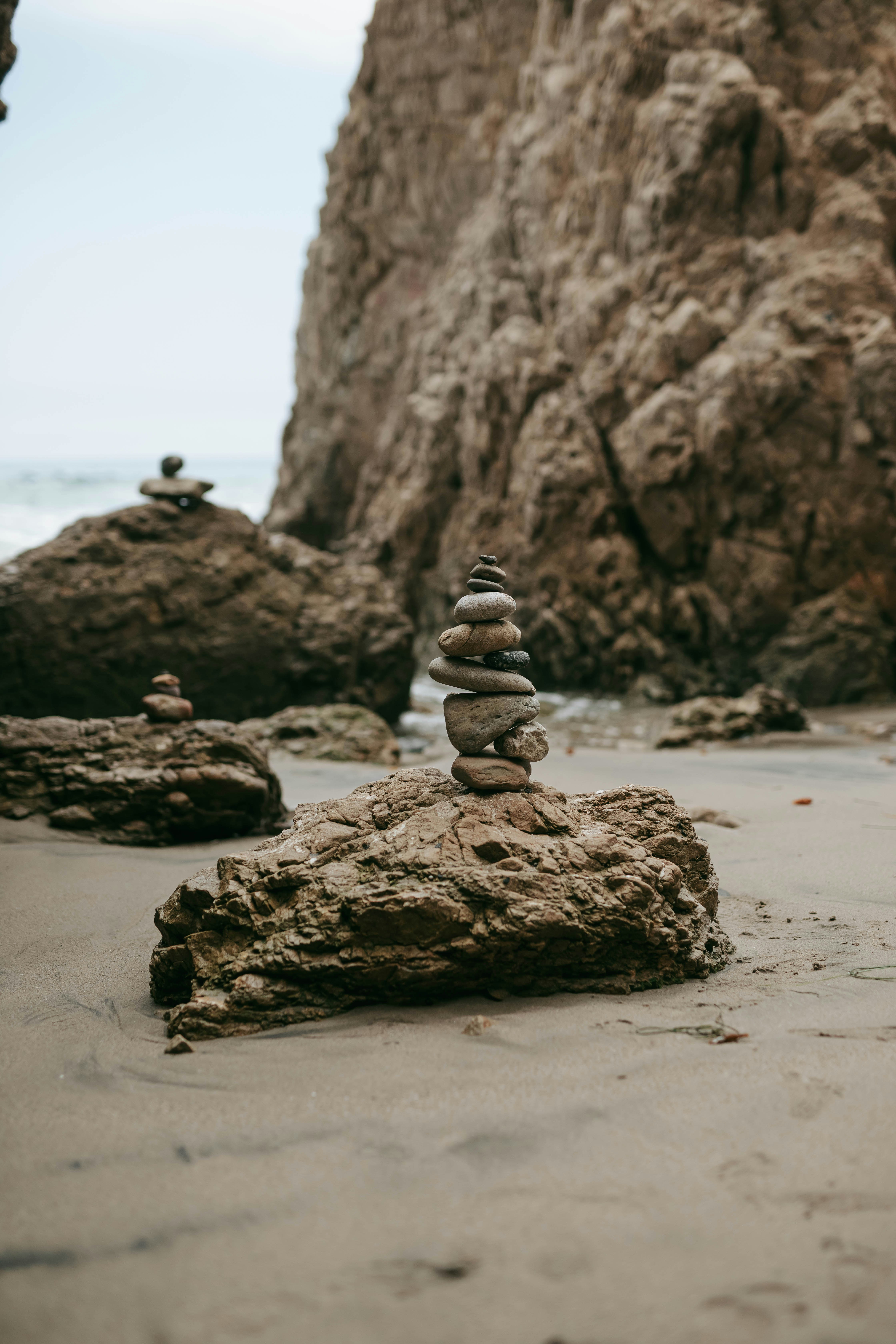 Ein Stapel Felsen am Strand