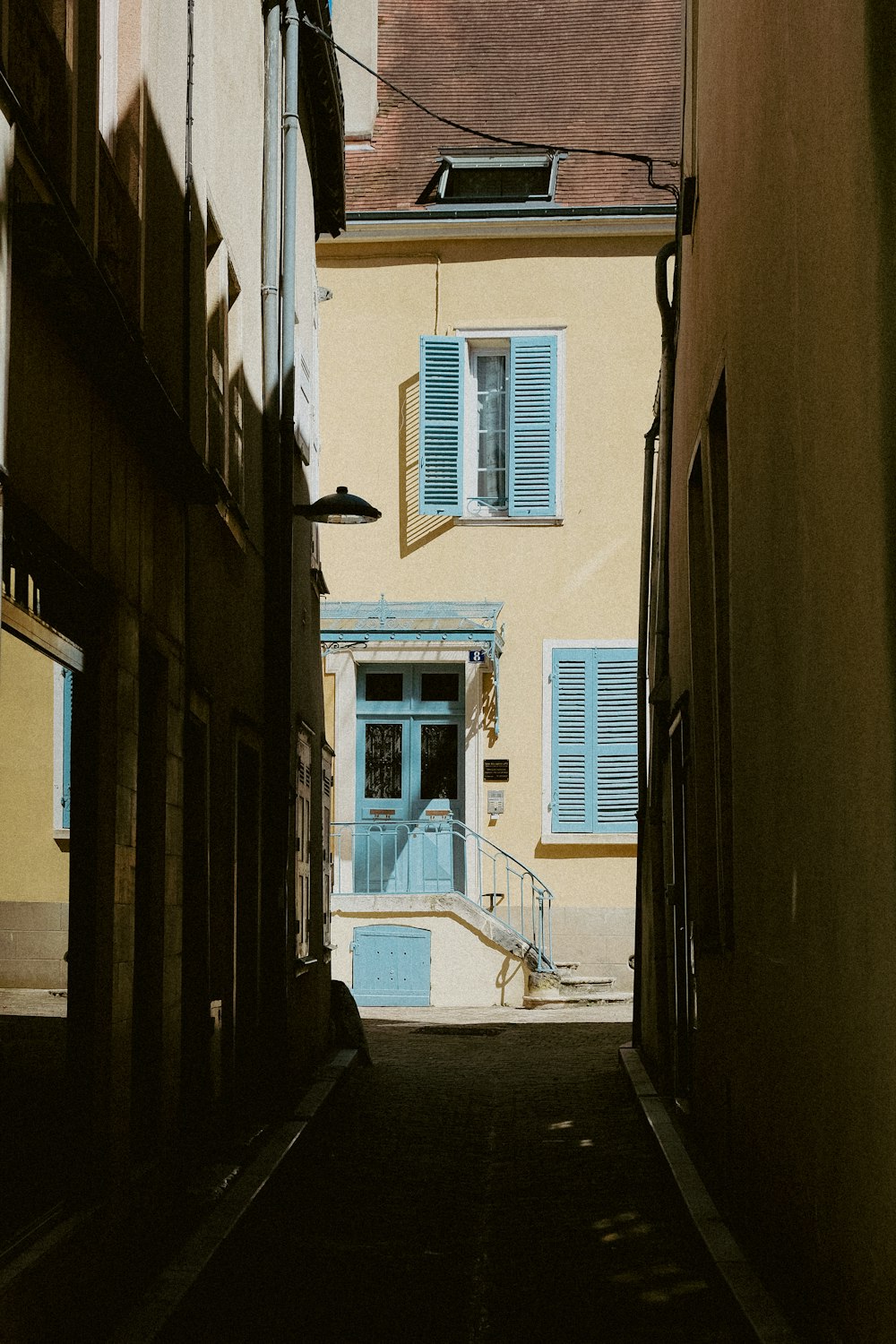 a narrow alley between two buildings