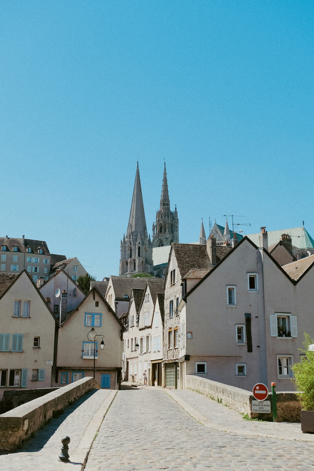 Une route avec des bâtiments sur le côté