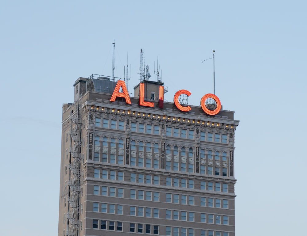 Un edificio alto con un orologio in cima