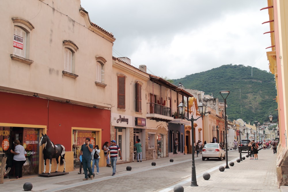 Una estatua de caballo en una calle