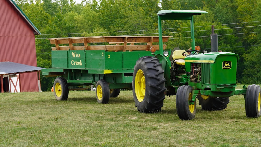 un tracteur dans un champ