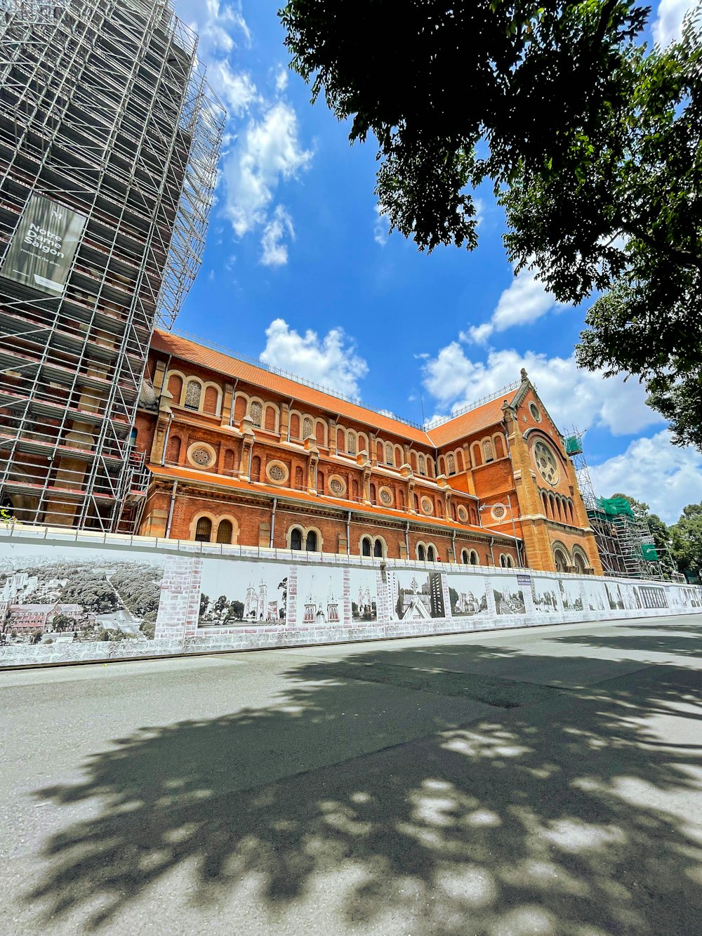 un edificio con una torre dell'orologio