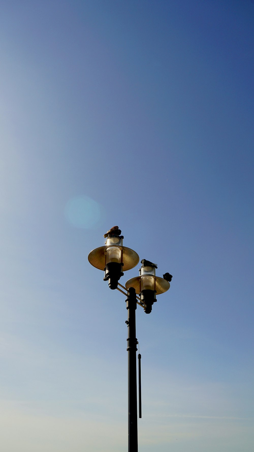 Ein Lichtpfosten mit blauem Himmel