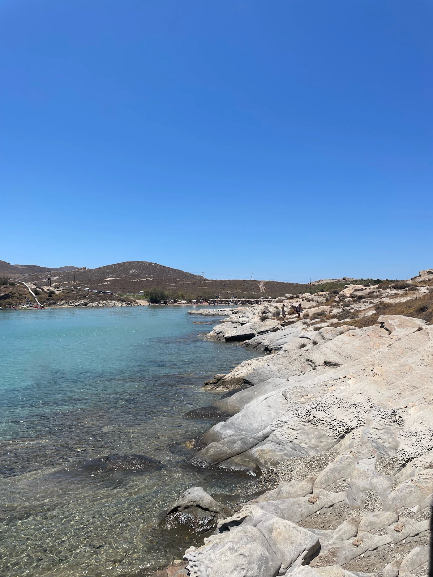 Monastiri Beach auf Paros mit felsiger Bucht und blauem Wasser