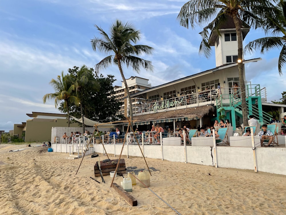 Eine Gruppe von Menschen, die an einem Strand sitzen