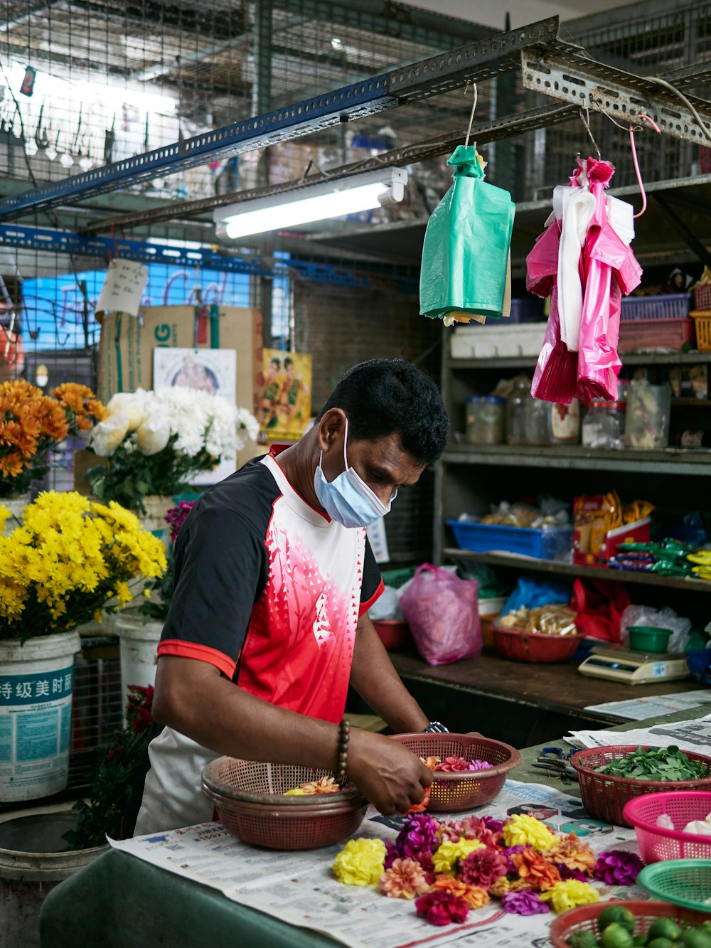 una persona che vende fiori in un negozio