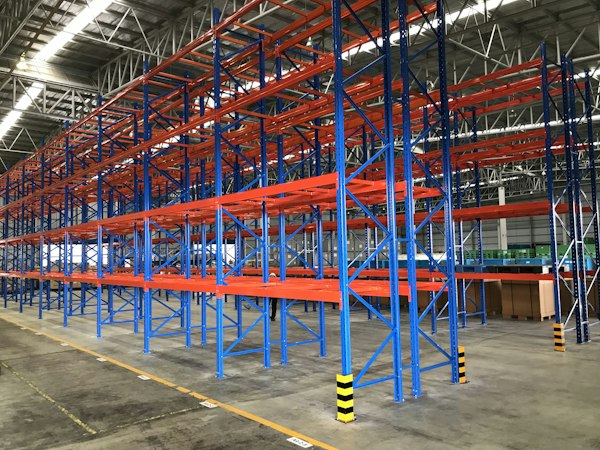 Pasillo de rack selectivo con postes y vigas de color, parte del SEO para distribuidores de estantería industrial