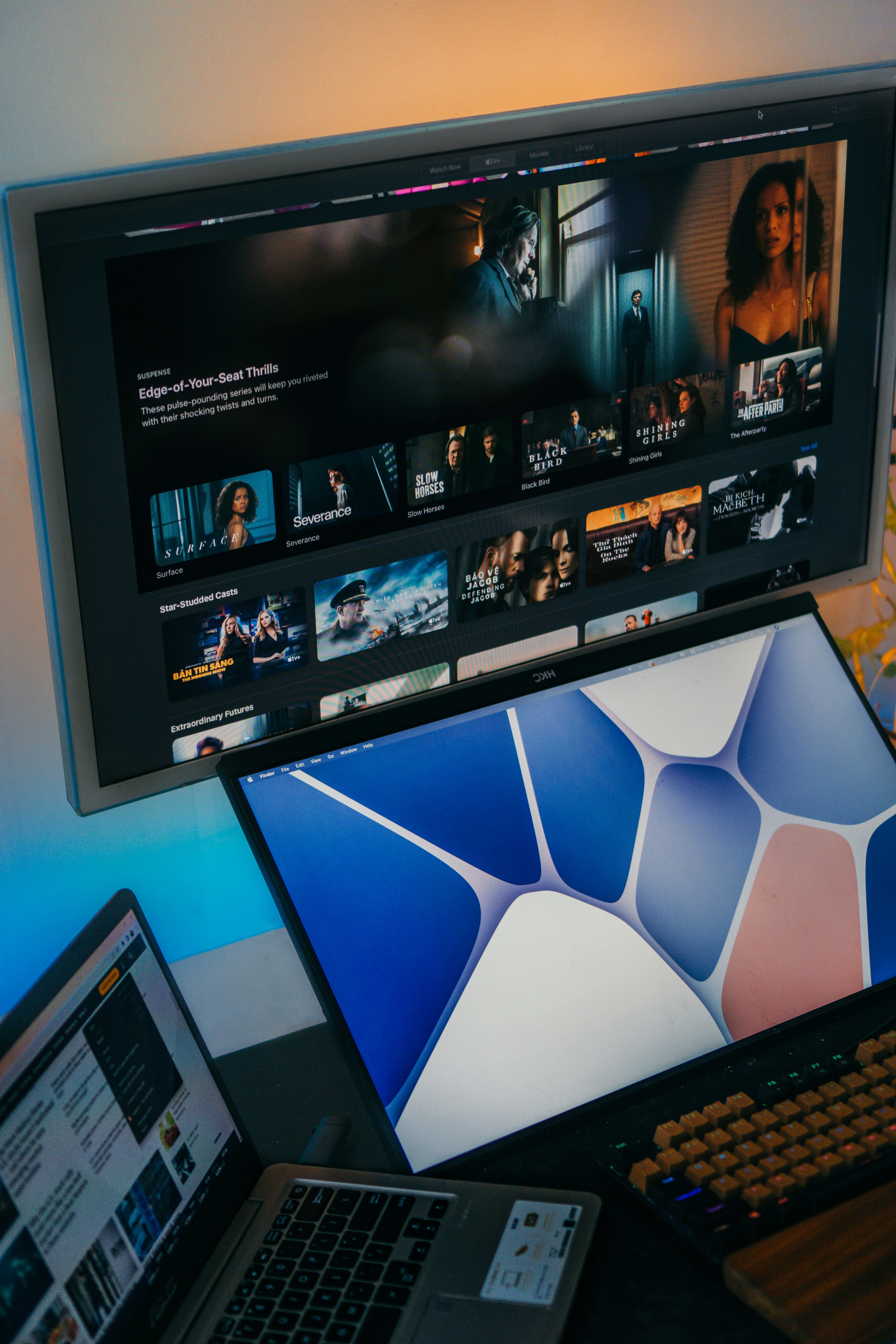 A computer screen with a keyboard and monitor photo – Free Image on ...