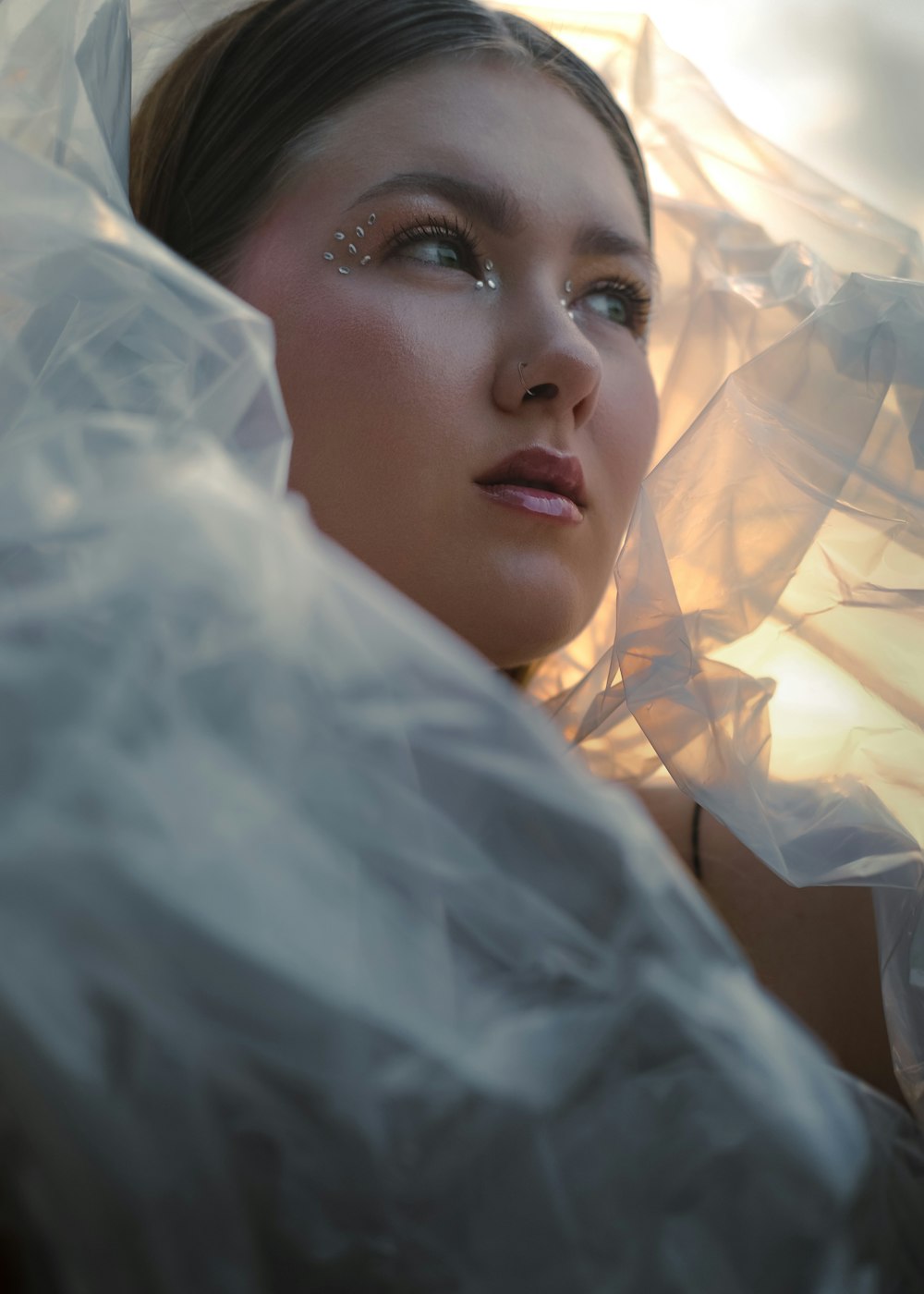 Une femme portant un foulard blanc