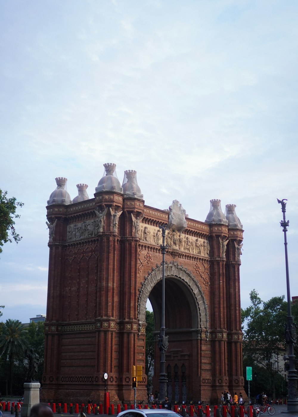 une grande arche en pierre avec des statues