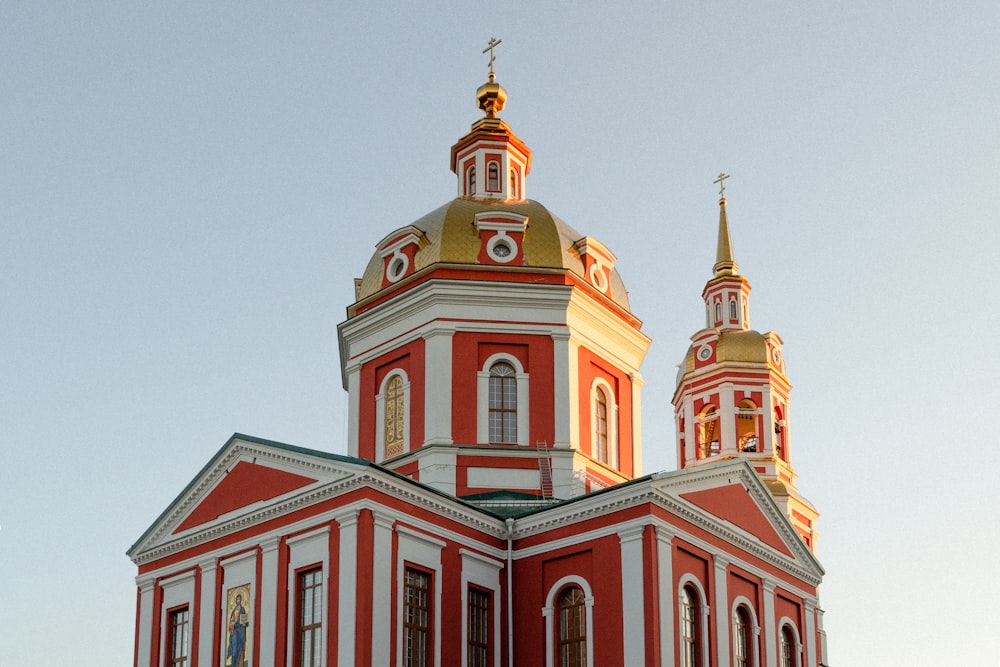 Un bâtiment rouge et blanc