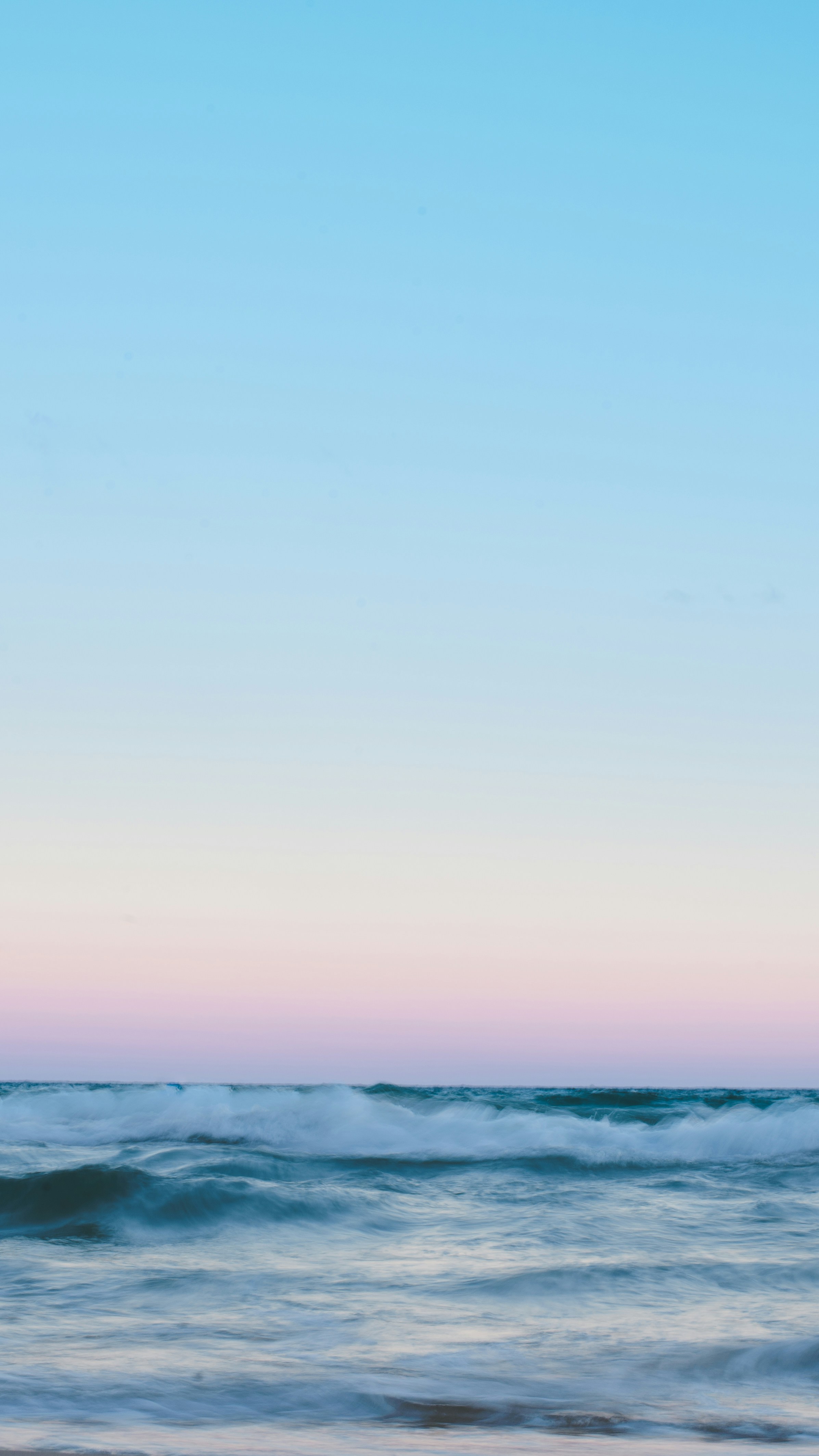 Ondas em uma praia foto – Imagem grátis sobre Papel de parede na Unsplash, image size:3000x5333