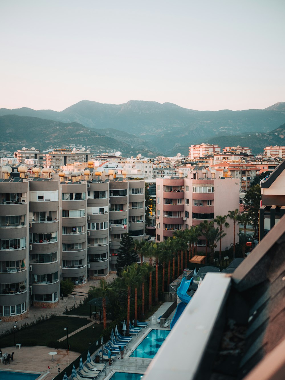 Una ciudad con muchos edificios