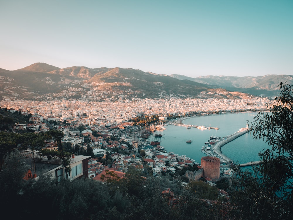 uma cidade com um rio que a atravessa