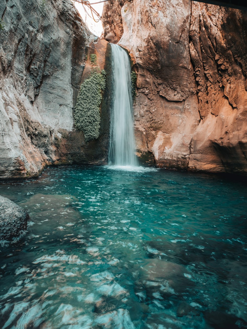 una gran cascada sobre un poco de agua