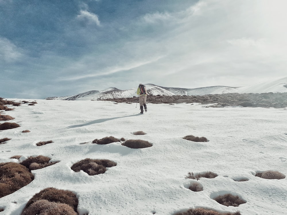 una persona caminando en la nieve