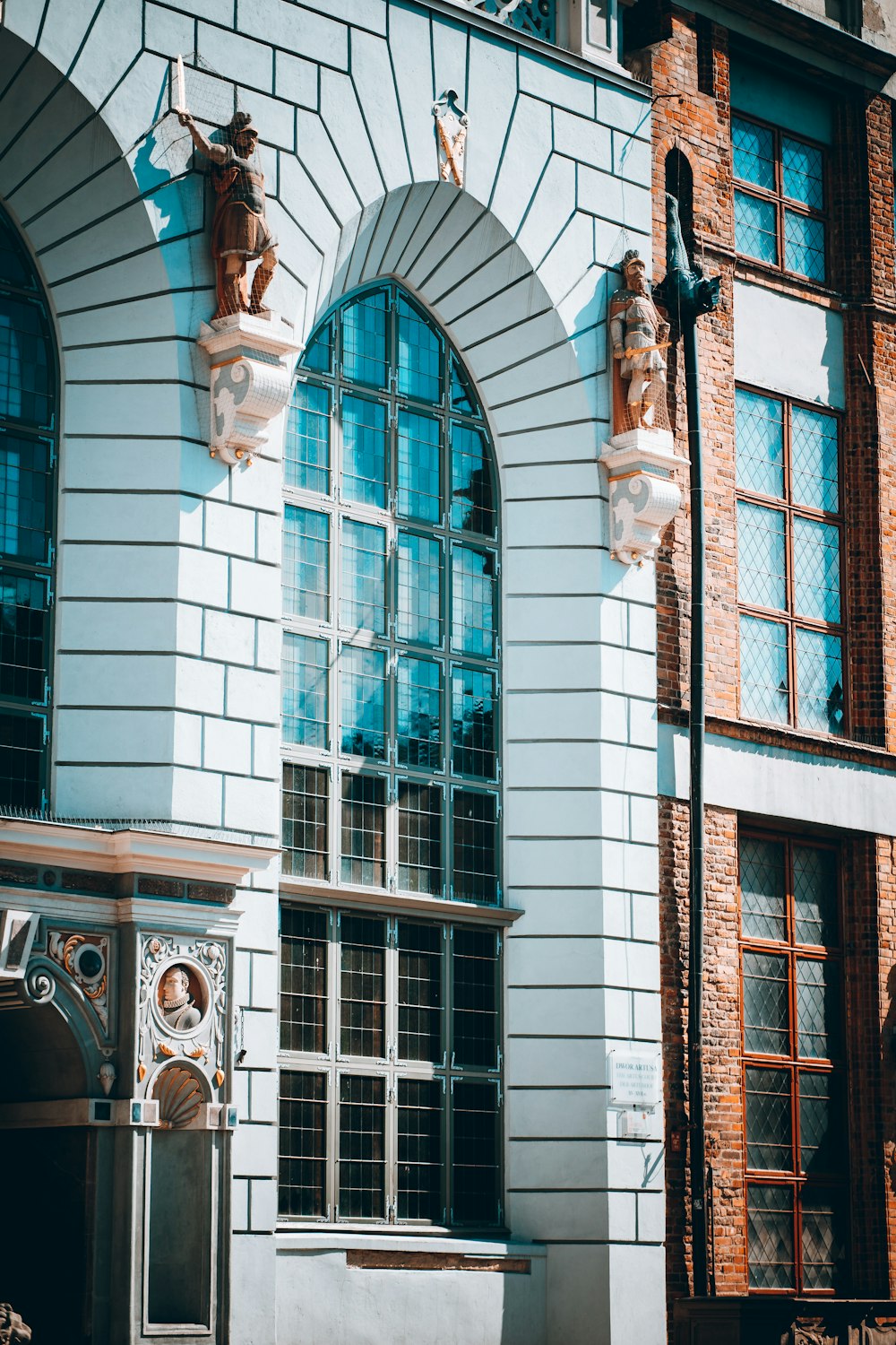 Un edificio con estatuas en las ventanas