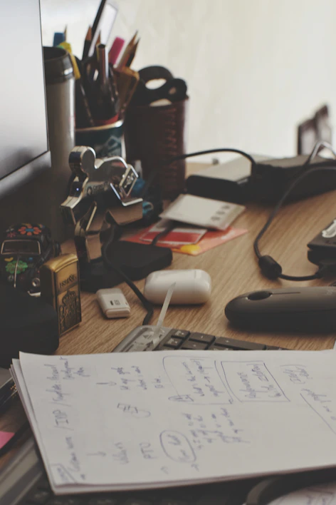 Mesa de estudos com caderno de questoes e anotacoes de revisao