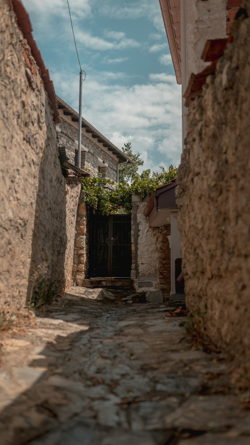 Una strada di pietra con edifici su entrambi i lati