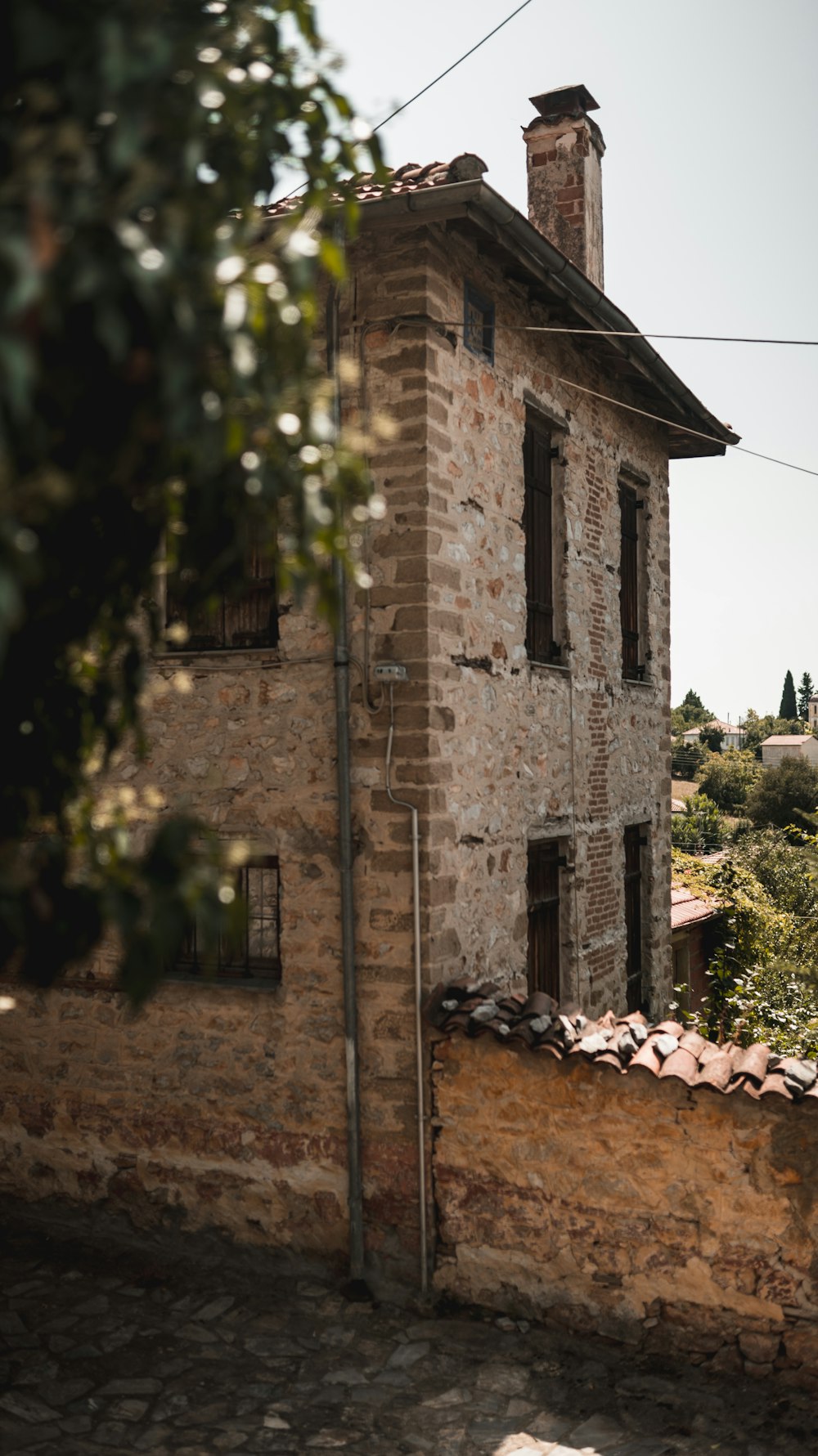 Un edificio di mattoni con un muro di mattoni