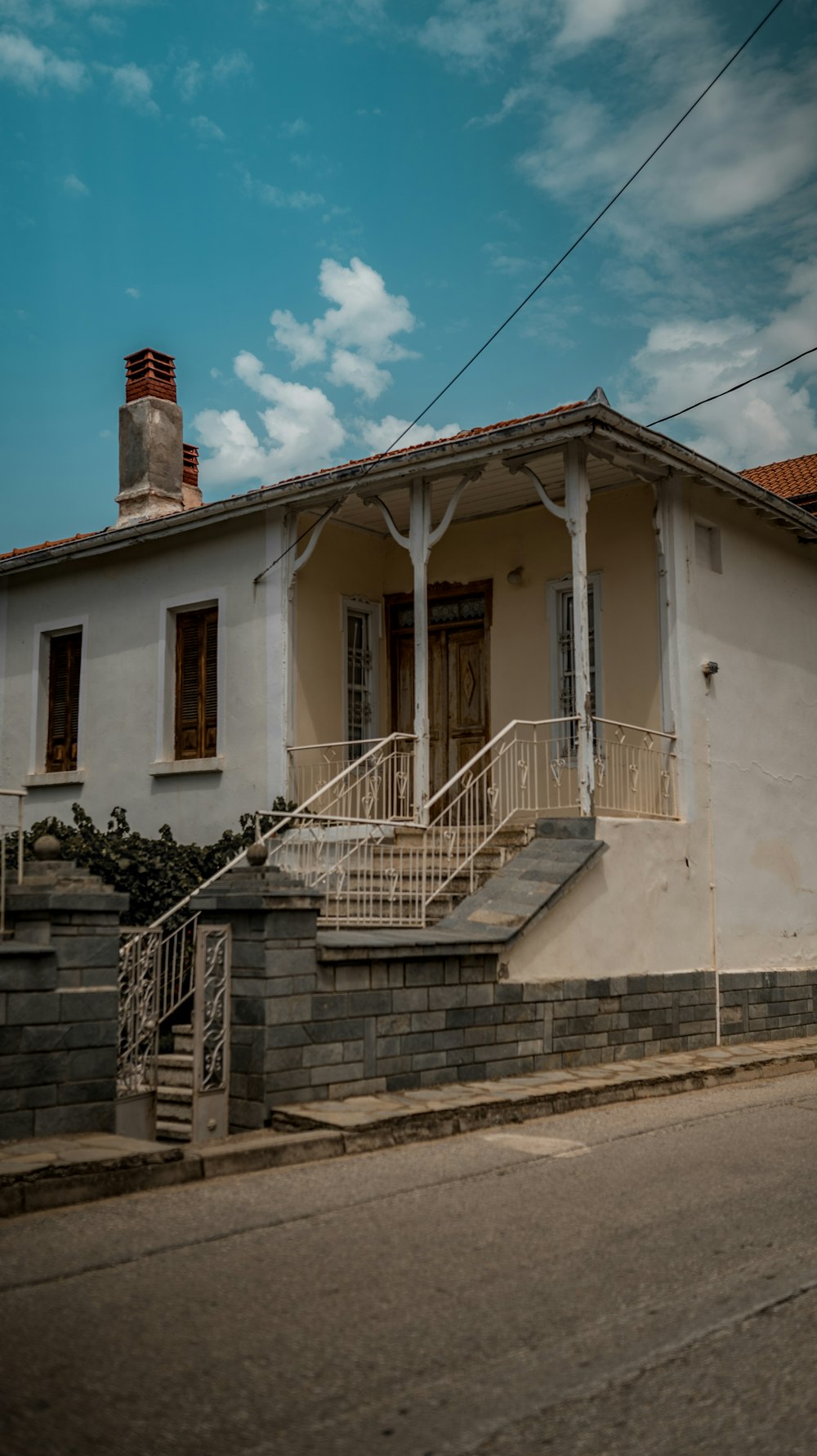 Una casa bianca con una scala