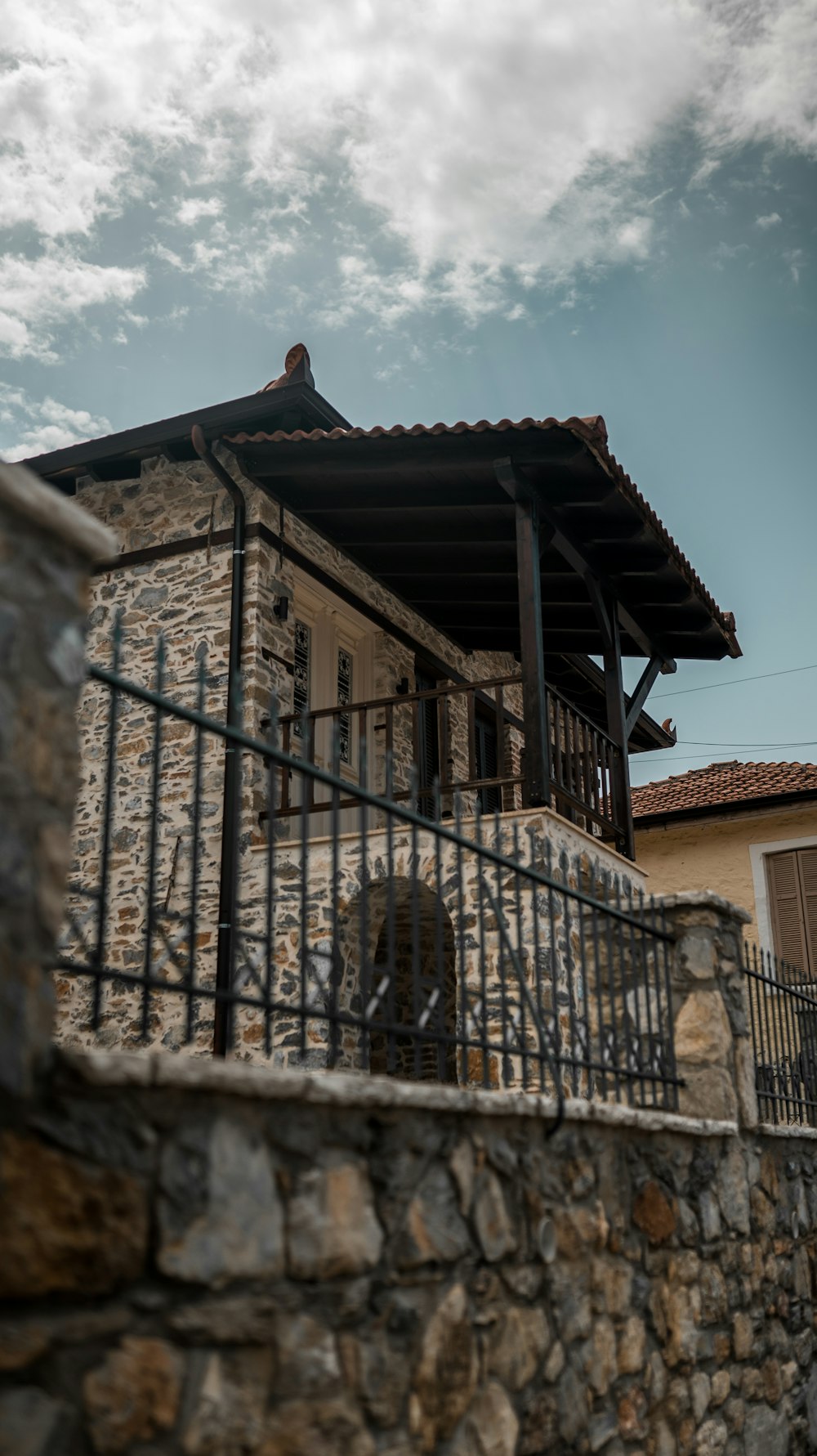 una struttura in legno su una parete di pietra