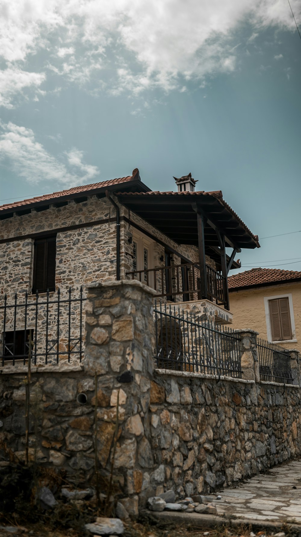 un bâtiment en pierre avec un mur de pierre