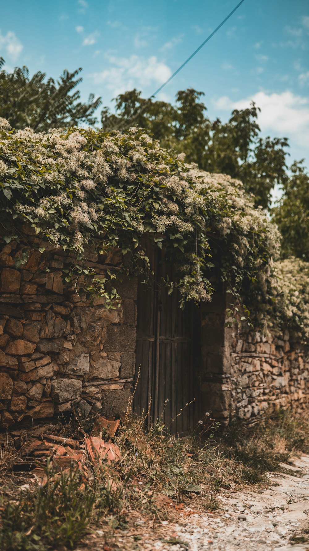 un mur de pierre avec une porte