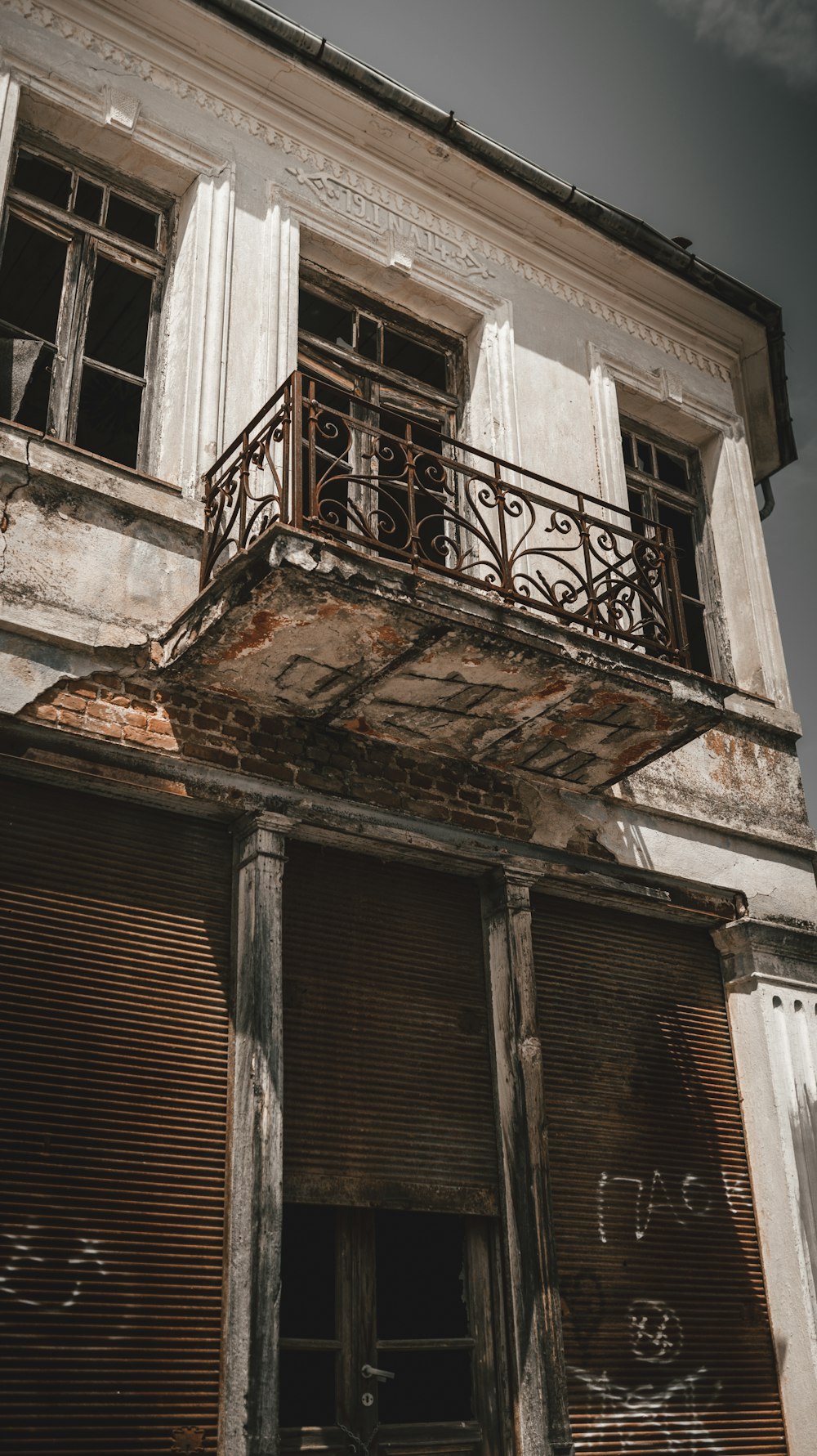 ein Gebäude mit Balkon