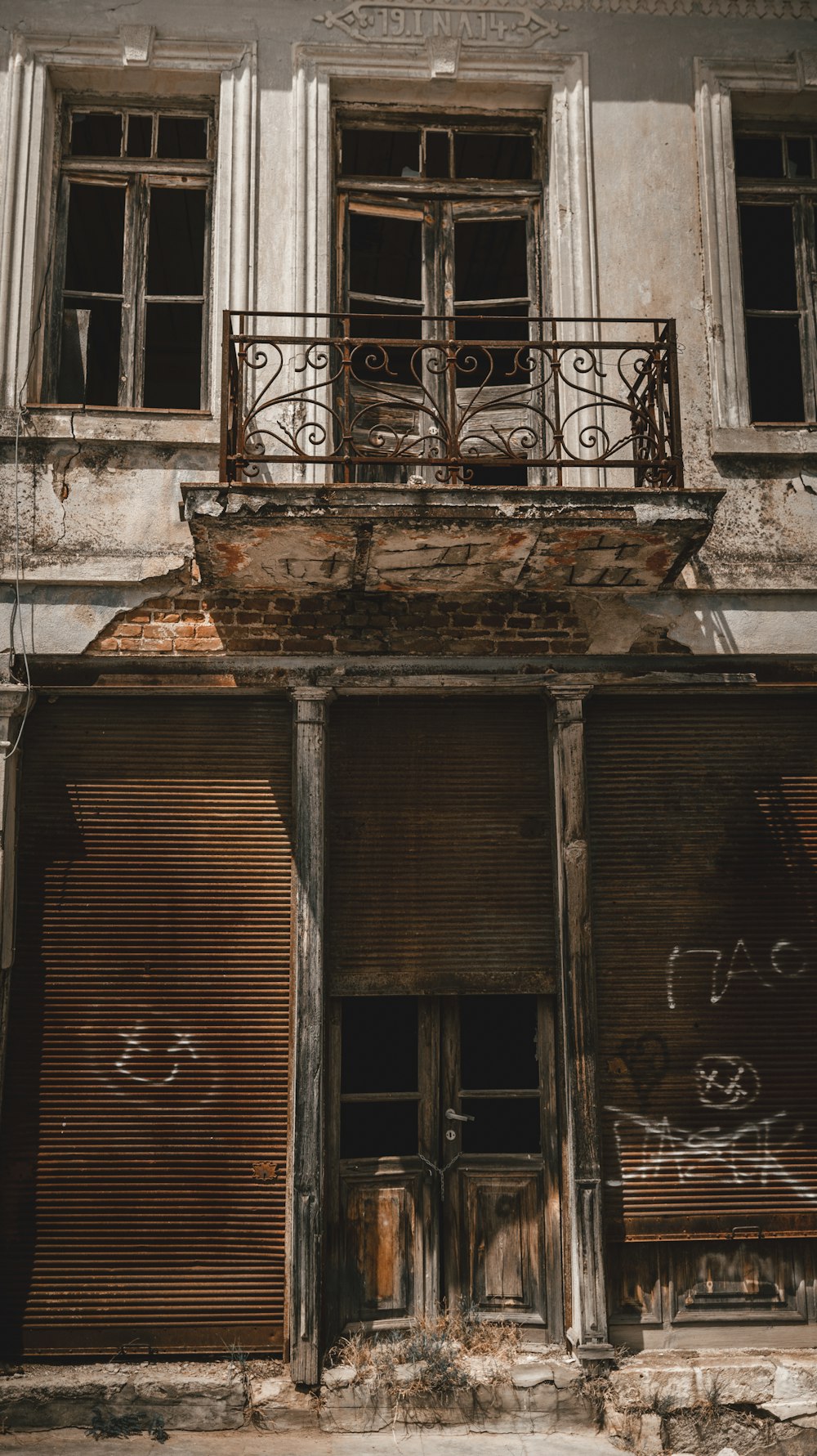 un bâtiment avec balcon