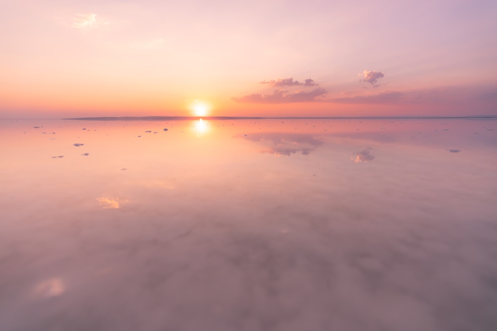 un coucher de soleil sur un plan d’eau