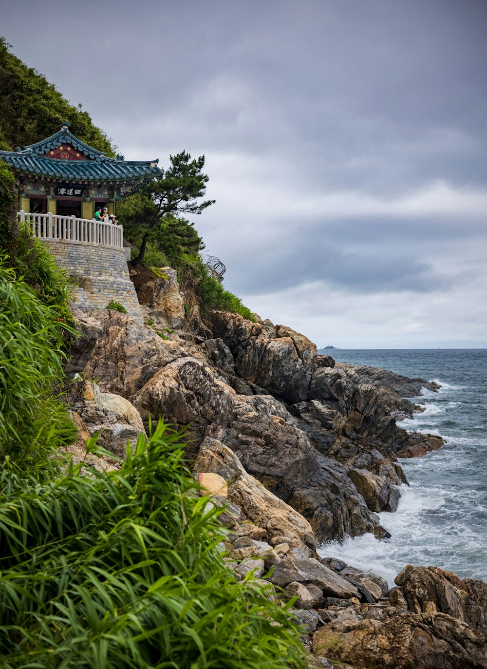 海の上の崖の上の建物