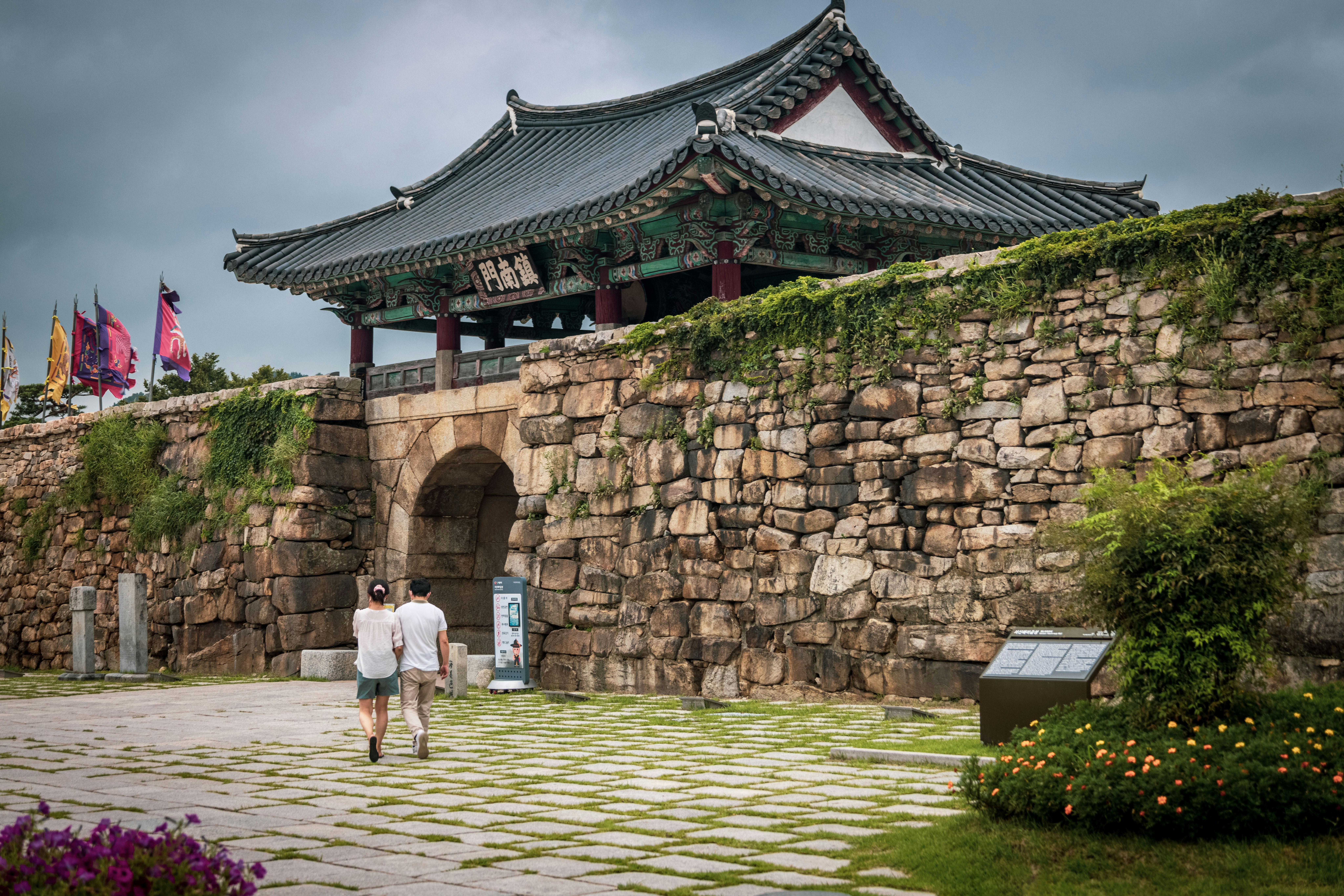 솔로 여행 중 지쳐서 이 글 흐름을 잡아주는 타이포그래피 블로그 표지 - 본문 내용과 연관된 이미지