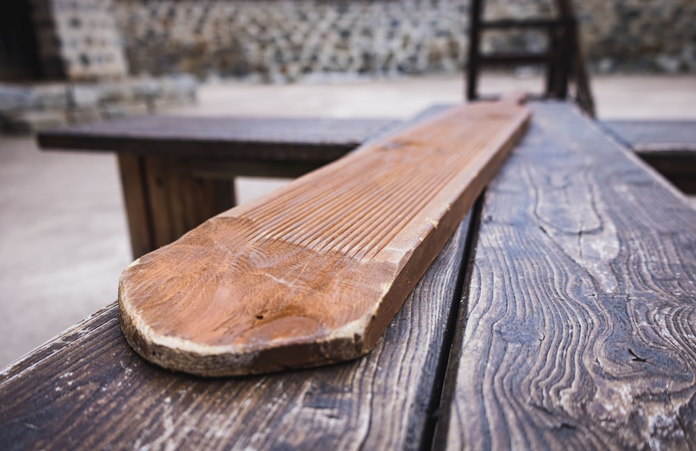 木製のテーブルの上の木製のベンチ