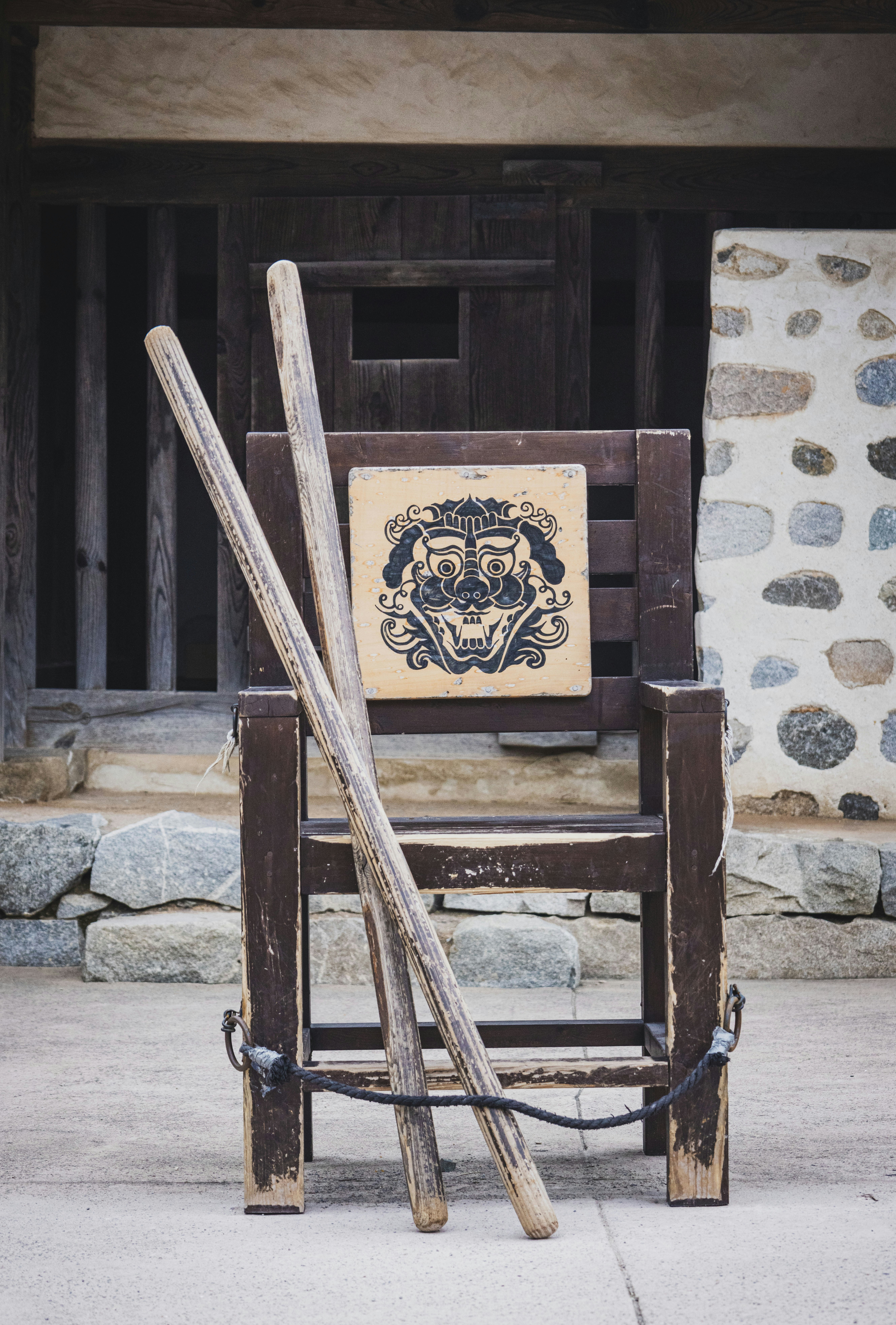ein Holzstuhl draußen