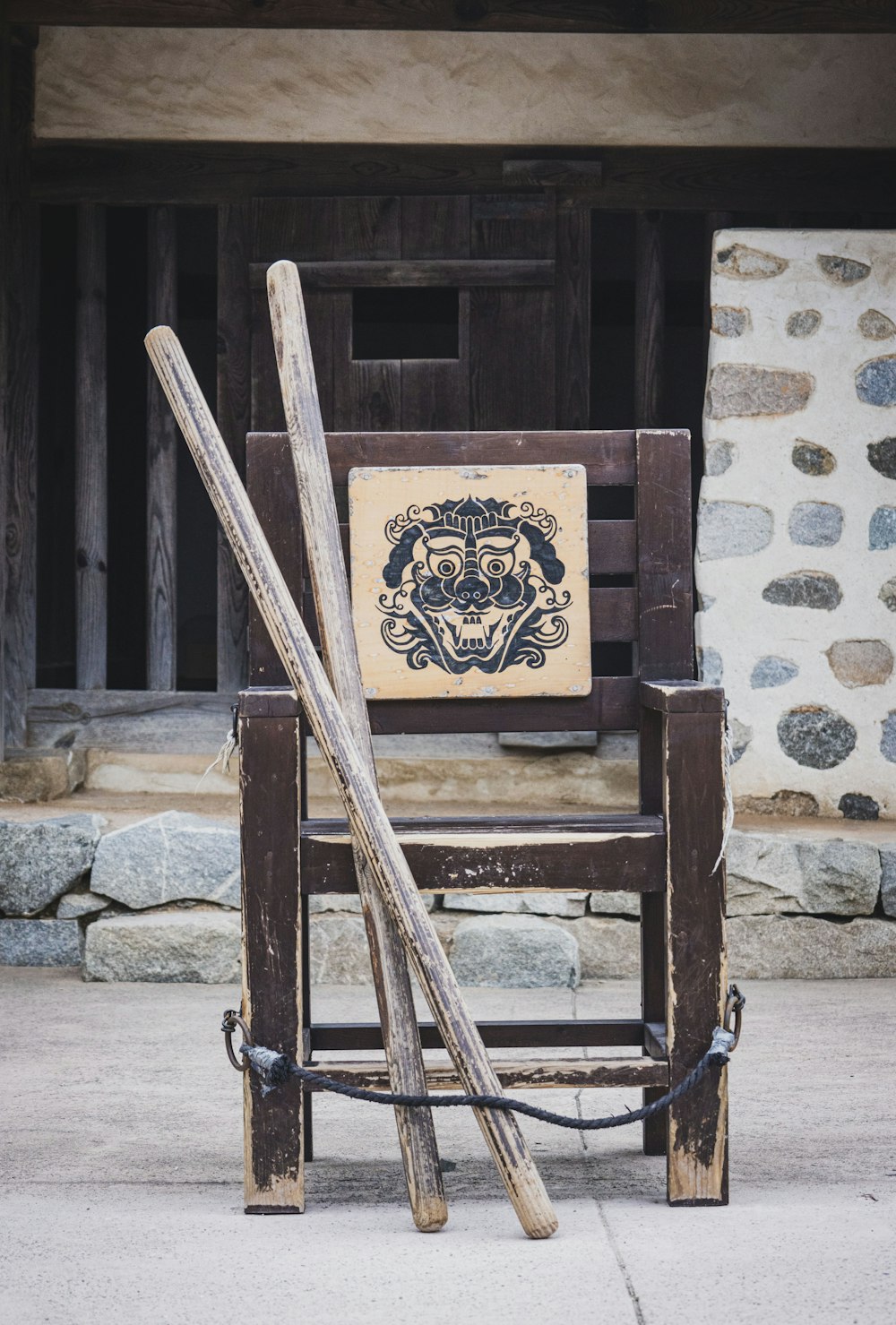 外の木製の椅子