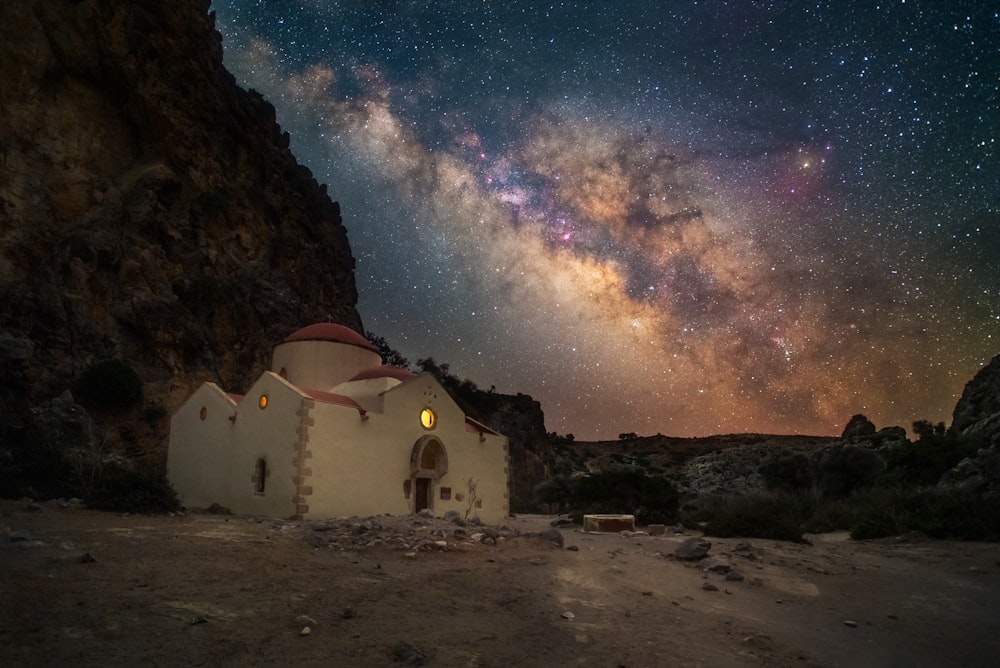 um edifício com uma estrela no céu acima dele