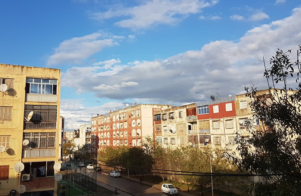 Una calle con coches y edificios al lado