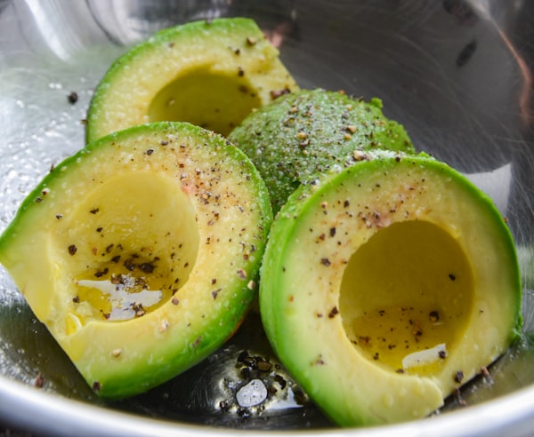 Gevulde avocado met gebakken spekjes en ei — receptfoto