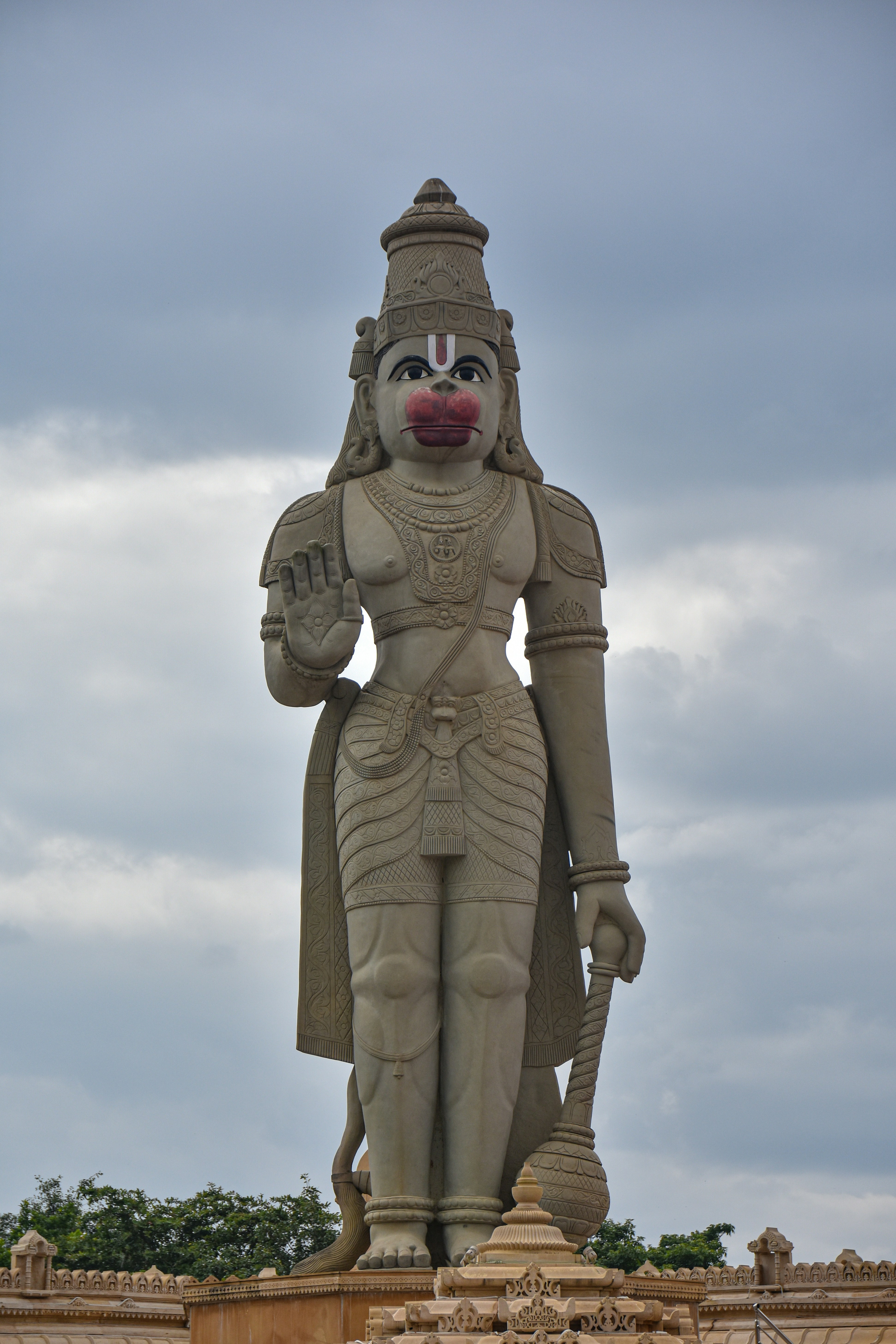 Exploring the Fascination with God Statues in Fear and Hunger