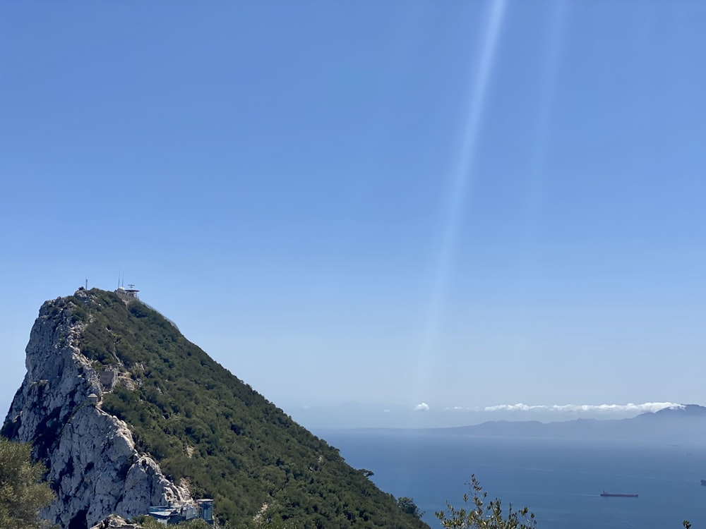 une falaise avec un plan d’eau en contrebas