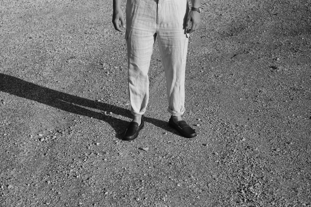 a man wearing white pants and shoes