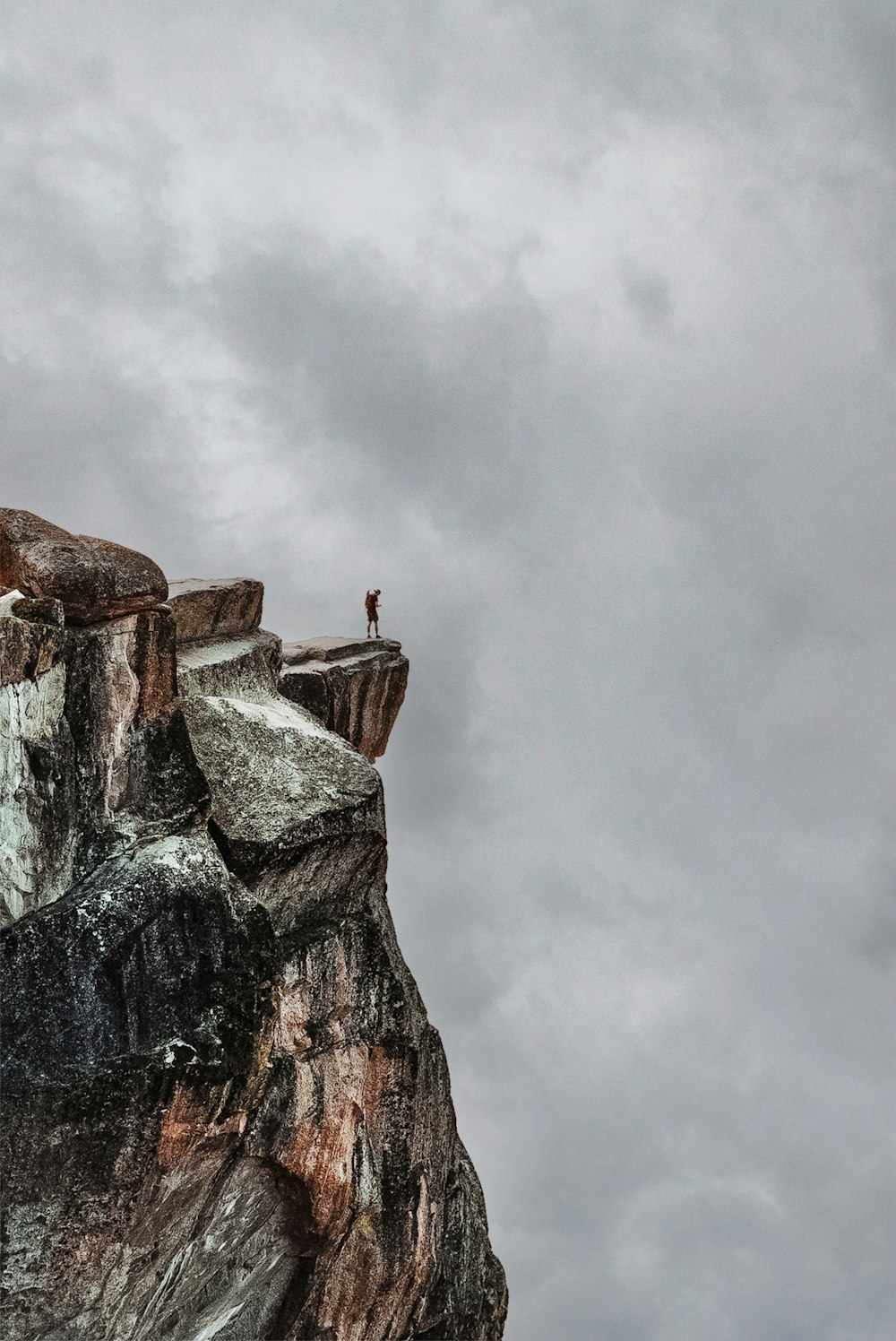 Eine Person, die auf einem Felsen steht