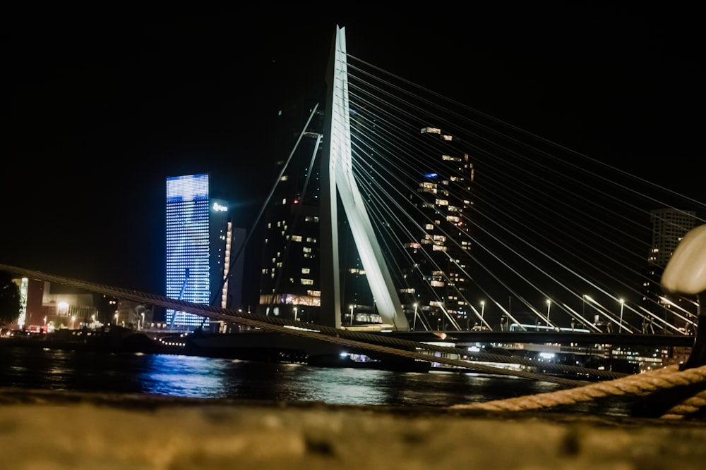 uma ponte com luzes à noite
