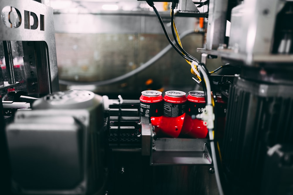 uma máquina com latas vermelhas e brancas