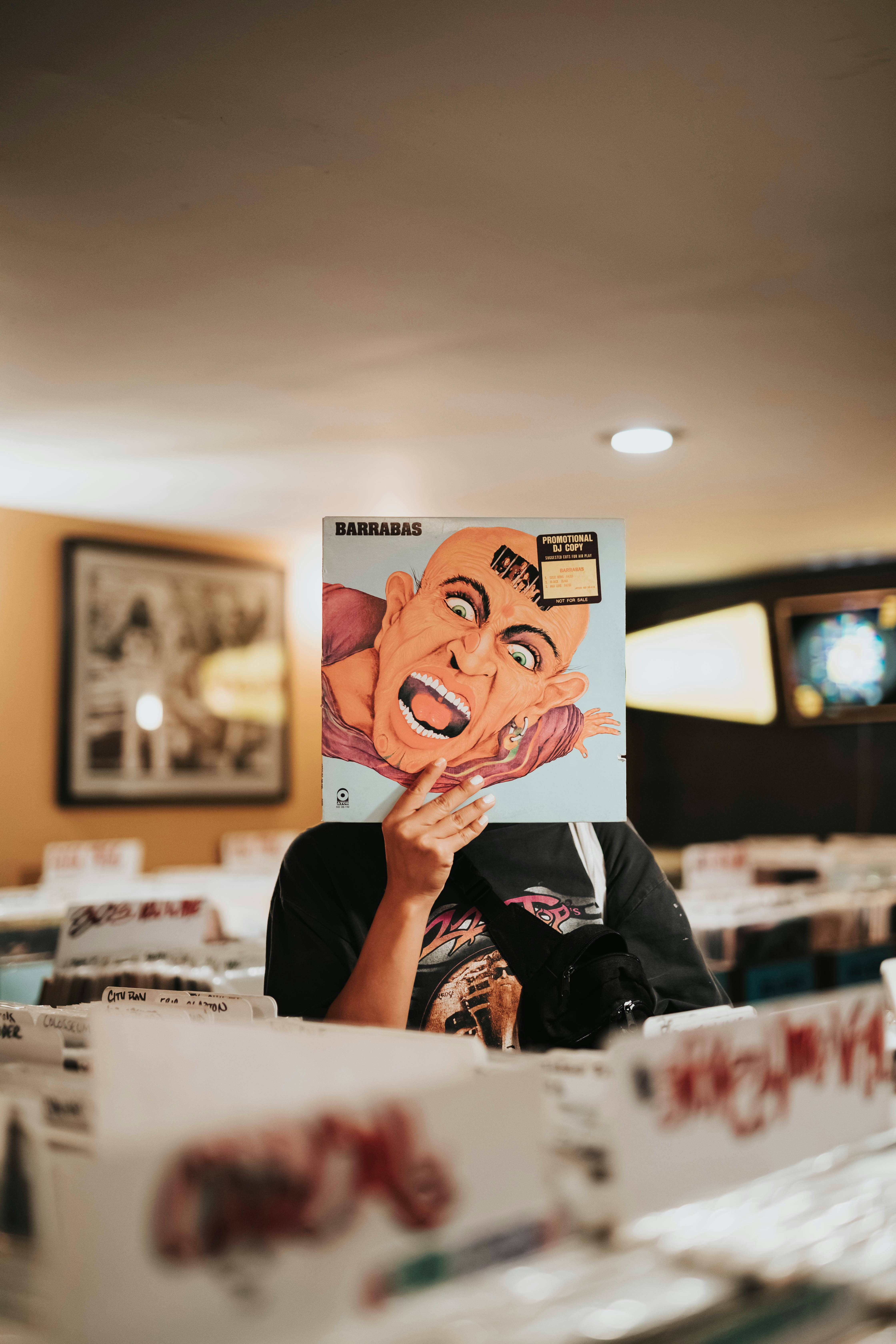 seseorang memegang buku