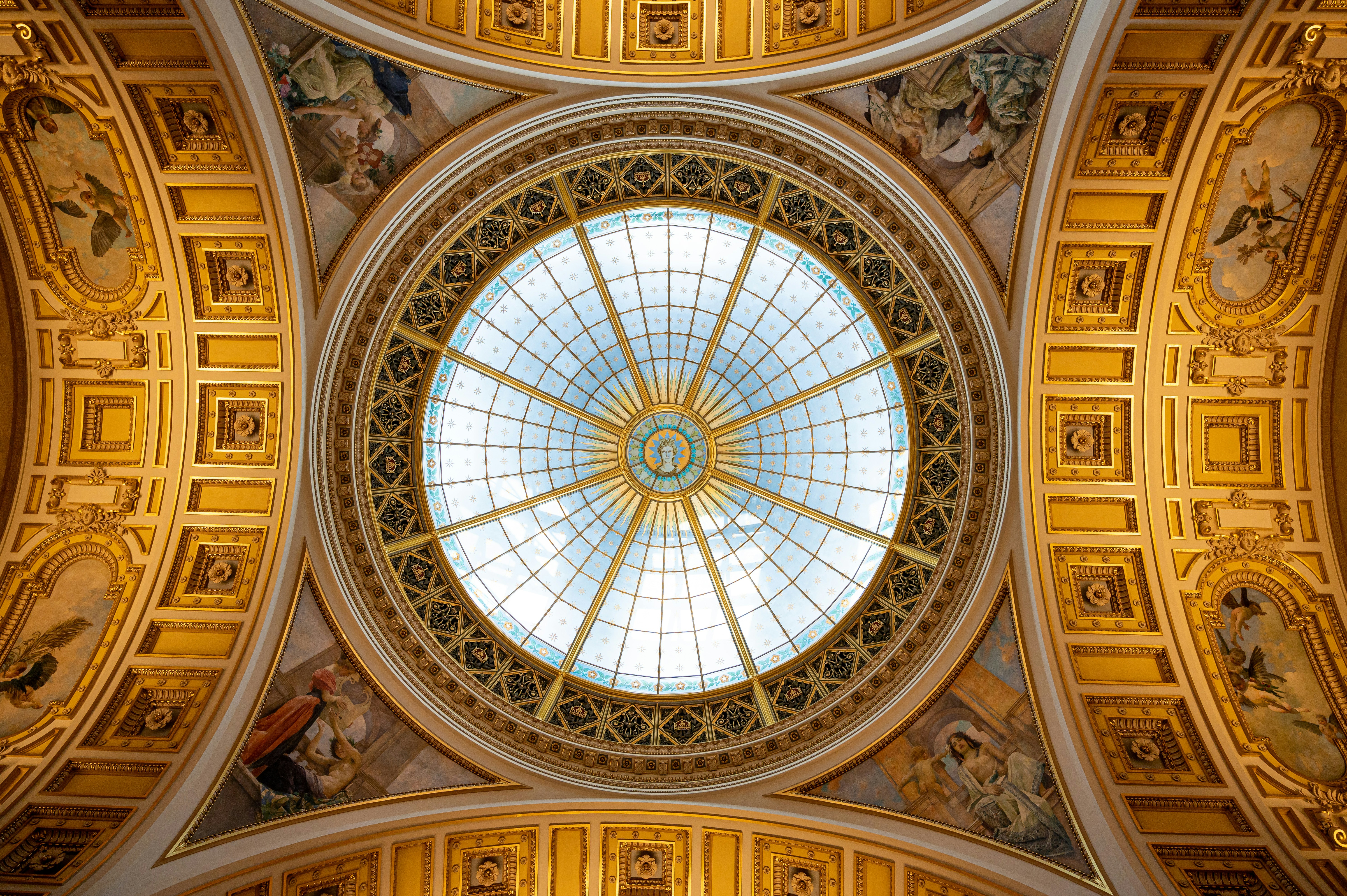 Interior clássico do quarto com mobiliário de mogno — Foto © iriana88w  #132378056, image size:3000x1996